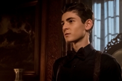 GOTHAM: David Mazouz in “A Dark Knight: They Who Hide Behind Masks” episode of GOTHAM airing Thursday, Oct. 5 (8:00-9:01 PM ET/PT) on FOX. ©2017 Fox Broadcasting Co. Cr: Jeff Neumann/FOX.