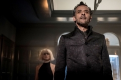 GOTHAM: L-R: Erin Richards and Alexander Siddig in “A Dark Knight: They Who Hide Behind Masks” episode of GOTHAM airing Thursday, Oct. 5 (8:00-9:01 PM ET/PT) on FOX. ©2017 Fox Broadcasting Co. Cr: Jeff Neumann/FOX.